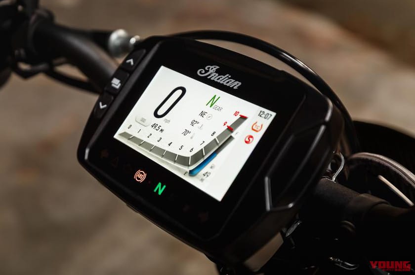 FTR R CARBON メーター|海外メーカーの搭載車種と機能を一挙紹介:後編【スマホと “つながる”バイク最新事情】