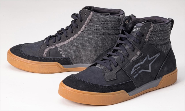 アルパインスターズ エイジレスライディングシューズ|’22春夏最新ライディングウェアカタログ〈アルパインスターズ〉最新エアバッグにも対応だ