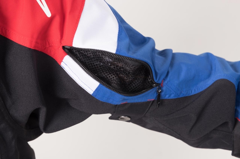ホンダ CBR×スポーツライドジャケット|エアインテーク|’22春夏最新ライディングウェアカタログ〈ホンダ〉CBR生誕30周年記念モデルだ