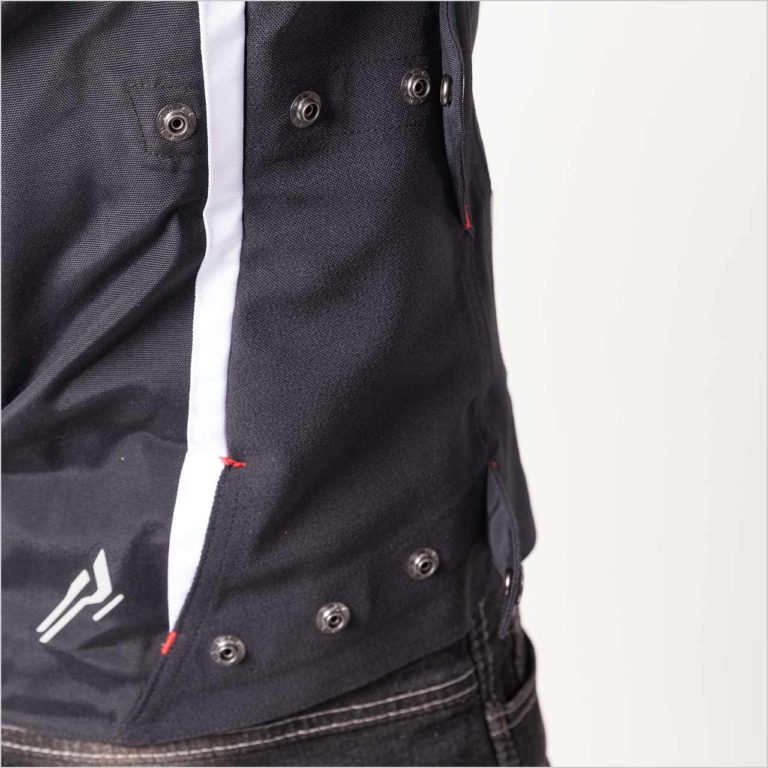 ホンダ CBR×スポーツライドジャケット|サイドプリーツ|’22春夏最新ライディングウェアカタログ〈ホンダ〉CBR生誕30周年記念モデルだ