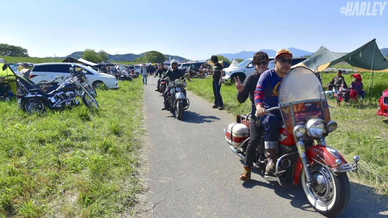 数年ぶりに規制のない環境で開催されたコヨーテキャンプミーティング〈ハーレーイベント〉（71ページ目）