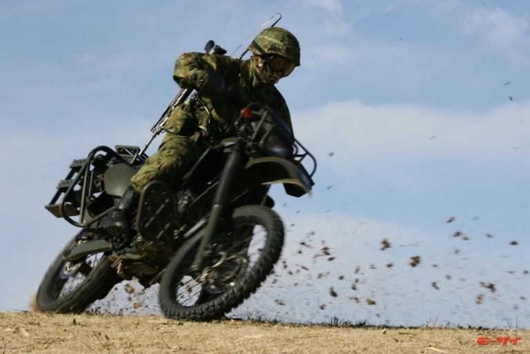 『シン・ウルトラマン』をよ～く見ると……自衛隊のバイクが登場!! ベース車両はカワサキKLX250（76ページ目）