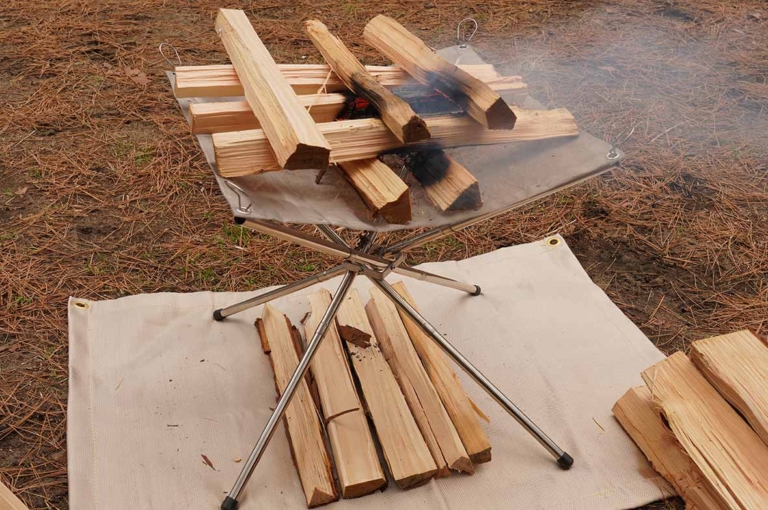 ワークマン 焚火グランドシート|【ワークマン キャンプ用品】癒し効果絶大、焚き火に挑戦してみよう!