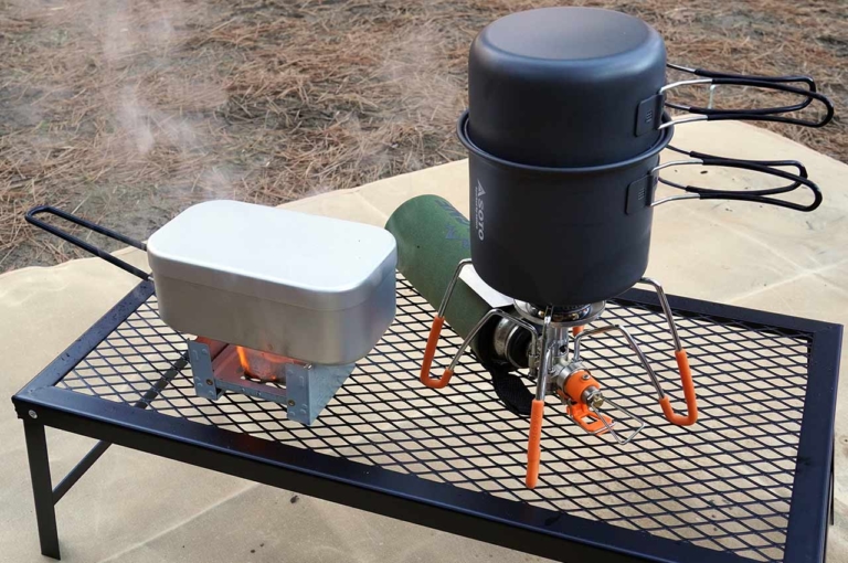 ワークマン アウトドア焚き火テーブル|【ワークマン キャンプ用品】癒し効果絶大、焚き火に挑戦してみよう!