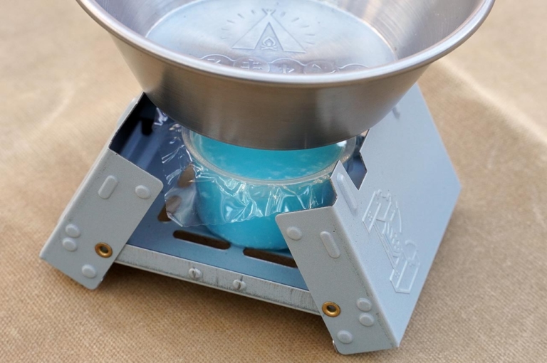 ワークマン ポケットストーブ台|【ワークマン キャンプ用品】アウトドアで料理を楽しもう!〈メスティン/グリルパン/簡易コンロetc.〉