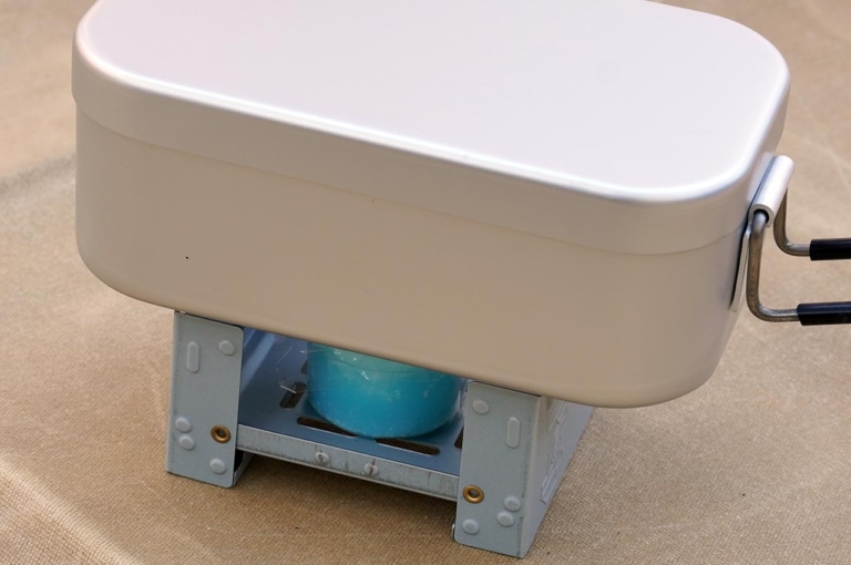 ワークマン ポケットストーブ台|【ワークマン キャンプ用品】アウトドアで料理を楽しもう!〈メスティン/グリルパン/簡易コンロetc.〉