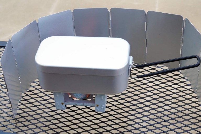 ワークマン ウィンドスクリーン590×135mm|【ワークマン キャンプ用品】アウトドアで料理を楽しもう!〈メスティン/グリルパン/簡易コンロetc.〉