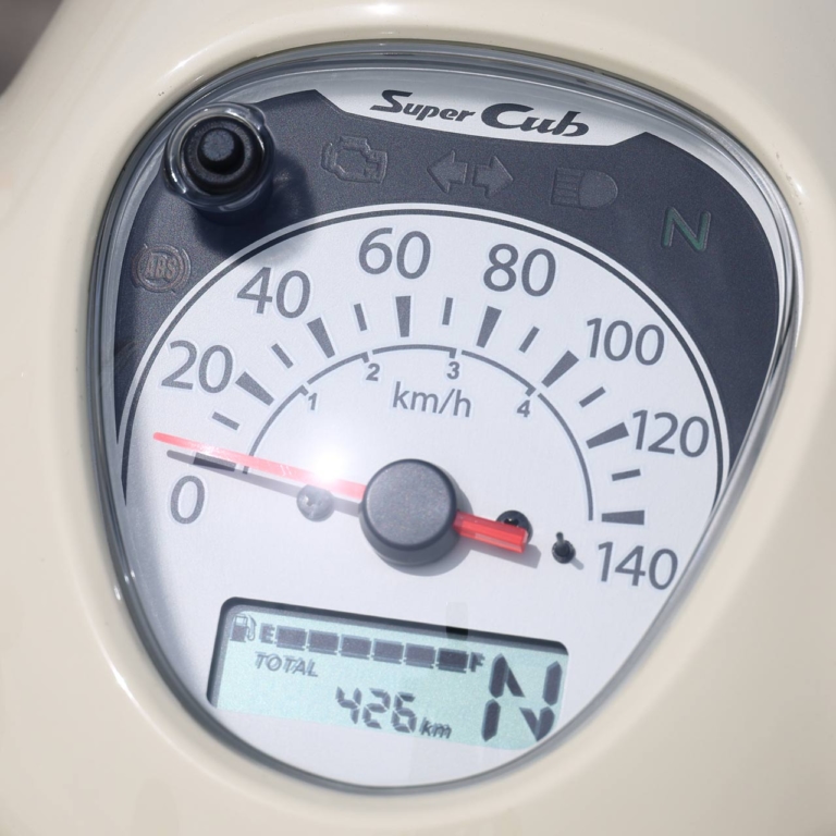 HONDA Super Cub 110|メーター|メーターまわりが一挙充実! ホンダ スーパーカブ110【新旧比較ディテール比較】