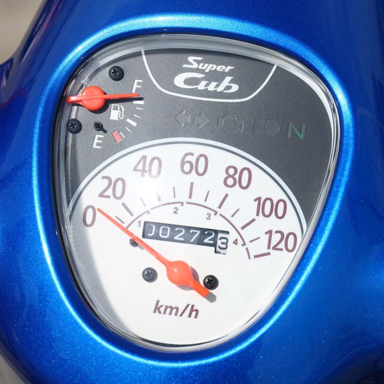 HONDA Super Cub 110|メーター|メーターまわりが一挙充実! ホンダ スーパーカブ110【新旧比較ディテール比較】