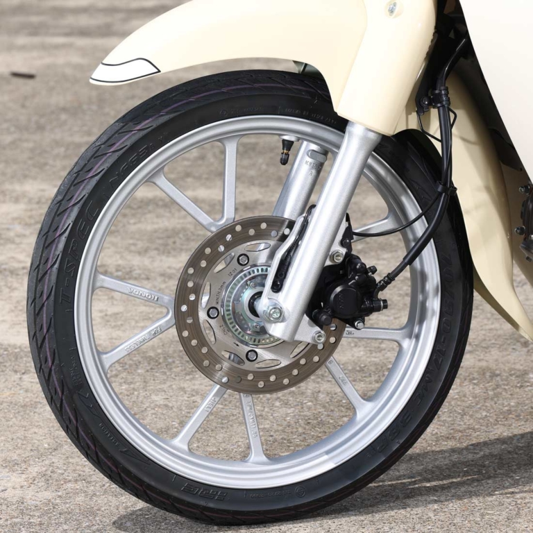 HONDA Super Cub 110|足まわり|メーターまわりが一挙充実! ホンダ スーパーカブ110【新旧比較ディテール比較】