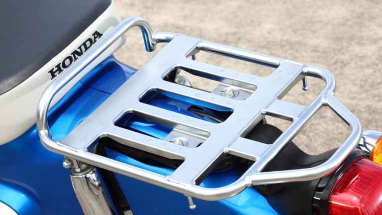 HONDA Super Cub 110|リヤキャリア|メーターまわりが一挙充実! ホンダ スーパーカブ110【新旧比較ディテール比較】