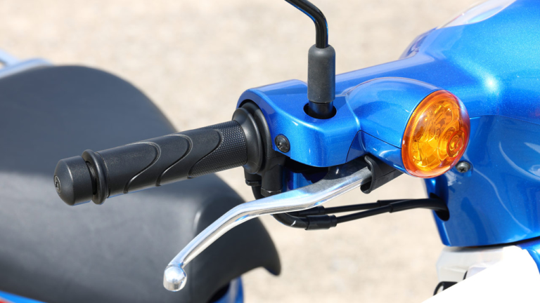 HONDA Super Cub 110|ブレーキレバーまわり|メーターまわりが一挙充実! ホンダ スーパーカブ110【新旧比較ディテール比較】