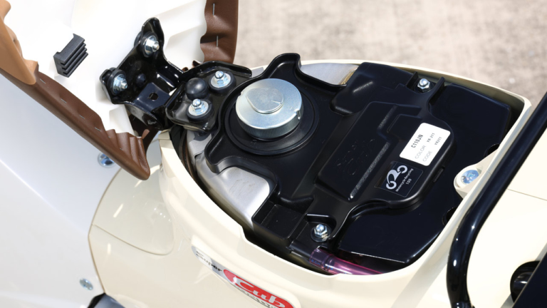 HONDA Super Cub 110|燃料タンク|メーターまわりが一挙充実! ホンダ スーパーカブ110【新旧比較ディテール比較】