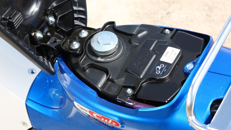 HONDA Super Cub 110|燃料タンク|メーターまわりが一挙充実! ホンダ スーパーカブ110【新旧比較ディテール比較】