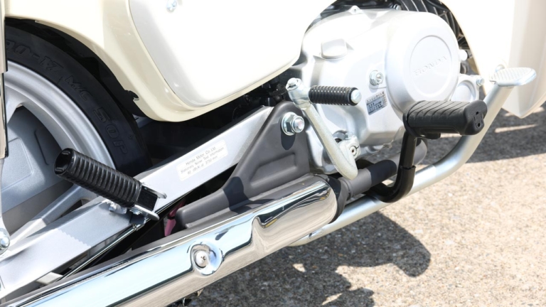HONDA Super Cub 110|ステップ|メーターまわりが一挙充実! ホンダ スーパーカブ110【新旧比較ディテール比較】