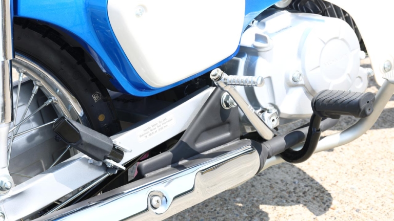 HONDA Super Cub 110|ステップ|メーターまわりが一挙充実! ホンダ スーパーカブ110【新旧比較ディテール比較】