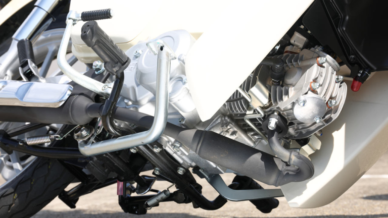 HONDA Super Cub 110|エンジン|メーターまわりが一挙充実! ホンダ スーパーカブ110【新旧比較ディテール比較】