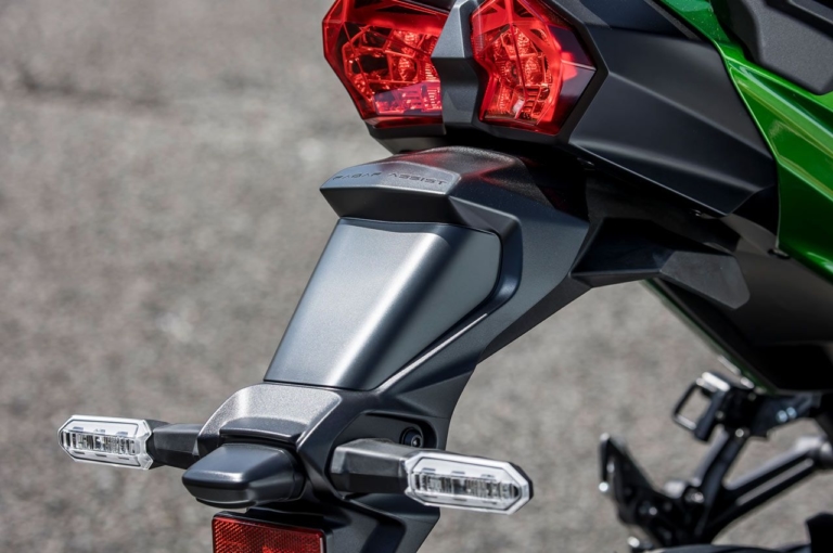 KAWASAKI NINJA H2 SX SE|最新ACC装備でツアラー性能爆上げ!【カワサキ ニンジャH2 SX SE】丸山浩の試乗インプレッション