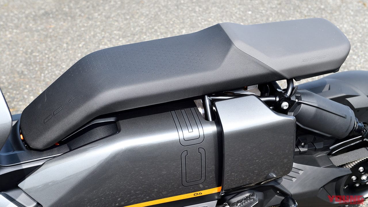 |バイクの“味わい”見つけたり!! BMWの電動スクーターCE04 試乗インプレッション【電動モーターの鋭い加速が地面を蹴る】