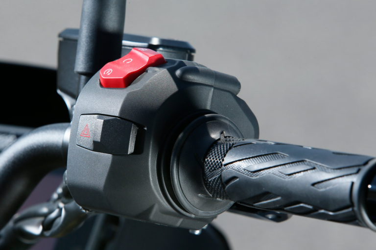 ‘22 スズキ カタナ|スイッチボックス|スズキ’22カタナ試乗インプレッション【電子制御の進化でさらに走りが上質に】