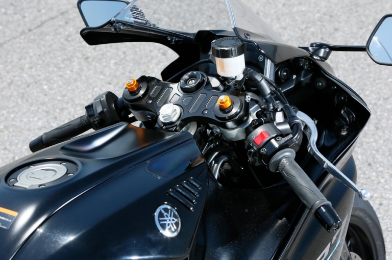 ヤマハ YZF-R7|ハンドル|ヤマハ YZF-R7 試乗インプレッション【スーパースポーツの敷居を下げた革命児】