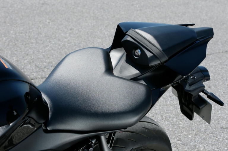 ヤマハ YZF-R7|シート|ヤマハ YZF-R7 試乗インプレッション【スーパースポーツの敷居を下げた革命児】