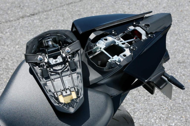 ヤマハ YZF-R7|タンデムシート下|ヤマハ YZF-R7 試乗インプレッション【スーパースポーツの敷居を下げた革命児】