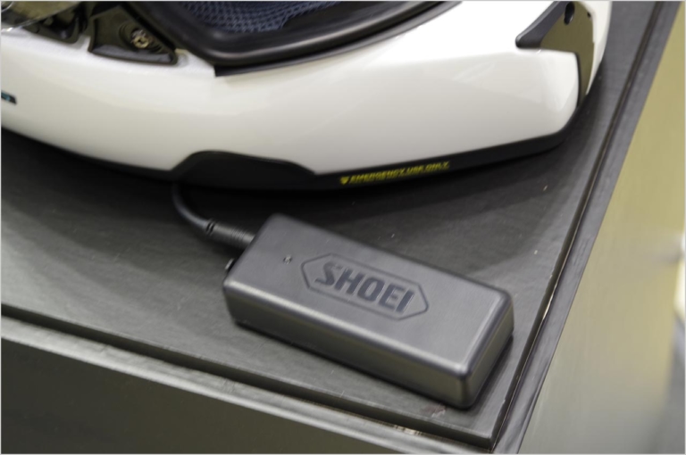 SHOEI オプティクソン|バッテリー|ついに”スカウター”実現だ!〈SHOEI オプティクソン〉【視界に情報が浮かぶ近未来ヘルメット】
