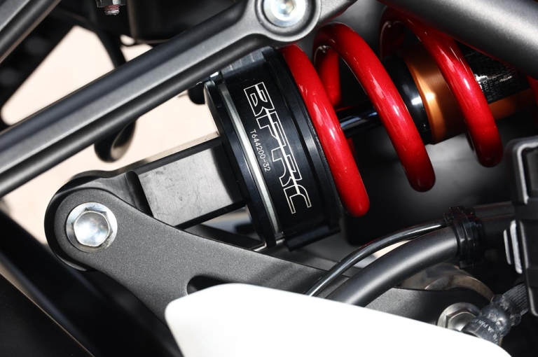 RST281 赤サスペンションフォーク ショーワ、「Ninja ZX-10R」用ハイパフォーマンスサスペンション