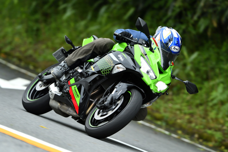 カワサキ ニンジャZX-25R「世界一の超高回転エンジンを手の内に収める 