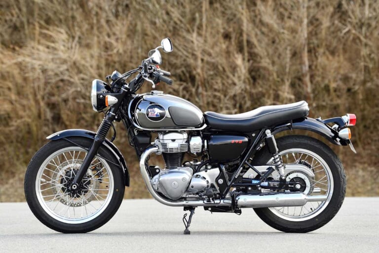 メグロK3|左真横|カワサキW800シリーズ/メグロK3 今や国産唯一の空冷ビッグバイクは“癒やし力”も国産随一! 〈YM的新車バイクざっくり解説〉