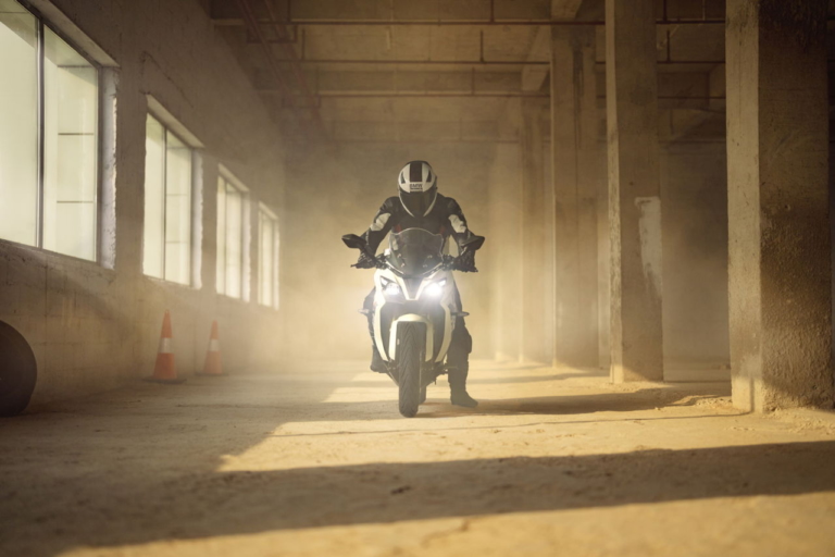 BMW G310RR|BMWから新型車「G310RR」登場! 後方排気のスーパースポーツはG310シリーズの第3弾【海外】