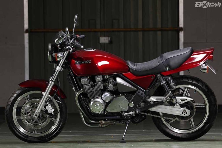 レッドバロンバイク バイクブーム時代を生き抜いたロングセラー＝純正スタイルのカワサキ