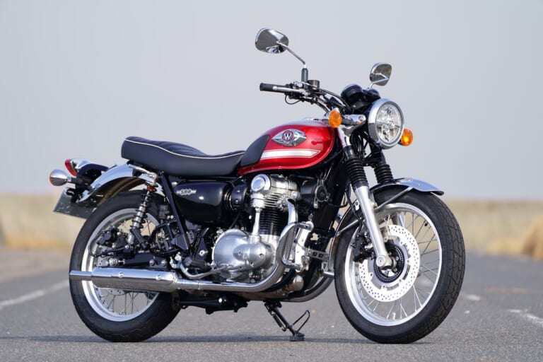 カワサキW800|前7:3|カワサキW800シリーズ/メグロK3 今や国産唯一の空冷ビッグバイクは“癒やし力”も国産随一! 〈YM的新車バイクざっくり解説〉