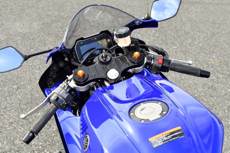 YZF-R7|ハンドルまわり|ヤマハYZF-R7 その本音は「元レプリカ乗りホイホイ」だ!? 〈YM的新車バイクざっくり解説〉