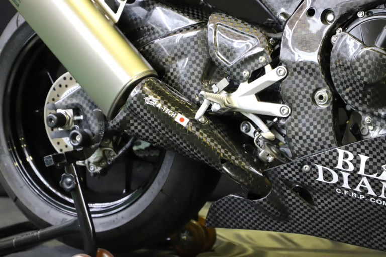 エーテック|CBR1000RR-R|マフラーヒートガードSPL|エーテックのカーボンパーツ”BLACK DIAMOND” より、一挙に3機種用がリリース