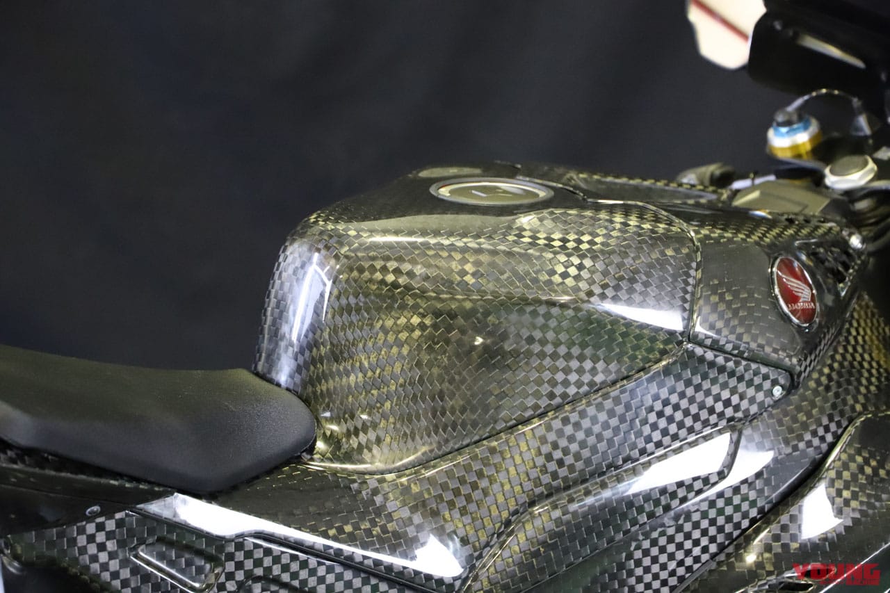 エーテック|CBR1000RR-R|タンクカバー タイプR|エーテックのカーボンパーツ”BLACK DIAMOND” より、一挙に3機種用がリリース