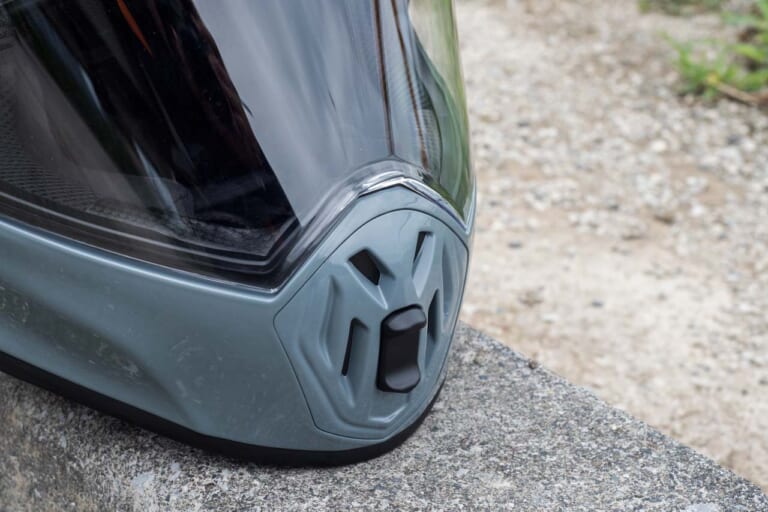 口元のベンチレーションの見ためがイカツイ|2022年8月発売のLS2 新作ヘルメットを試用インプレ! 見ためはターミネーター仕様 製品名は「ストリートファイター」です