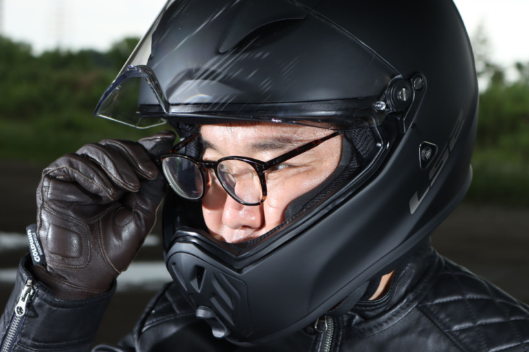 LS2 HELMETSの最新モデル「STREET FIGHTER」眼鏡の着用。
