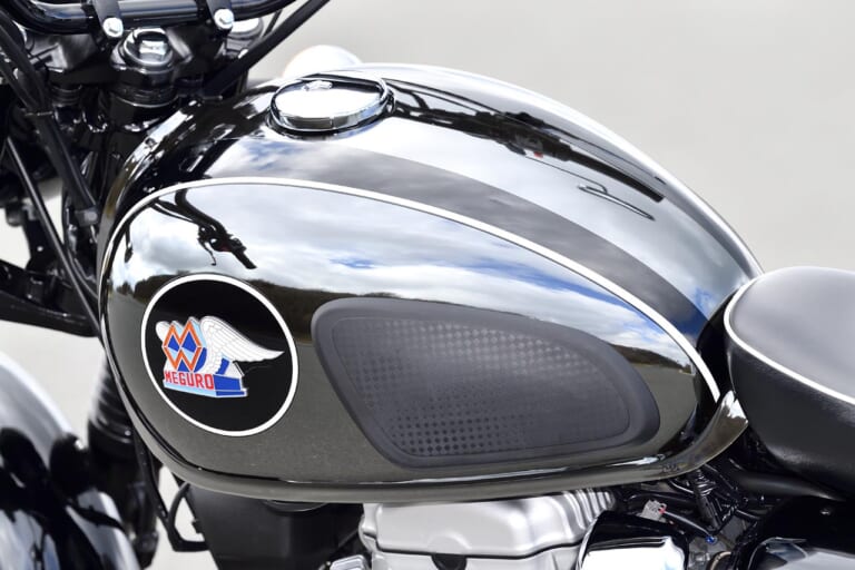メグロK3|タンク|カワサキW800シリーズ/メグロK3 今や国産唯一の空冷ビッグバイクは“癒やし力”も国産随一! 〈YM的新車バイクざっくり解説〉