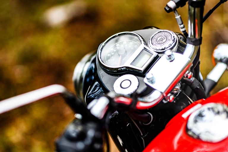 ロイヤルエンフィールド クラシック350|メーター|ロイヤルエンフィールド クラシック350 ディテール解説【最新技術が生み出す、クラシックの香り】