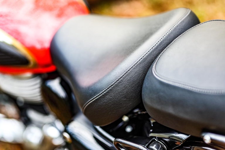 ロイヤルエンフィールド クラシック350|シート|ロイヤルエンフィールド クラシック350 ディテール解説【最新技術が生み出す、クラシックの香り】