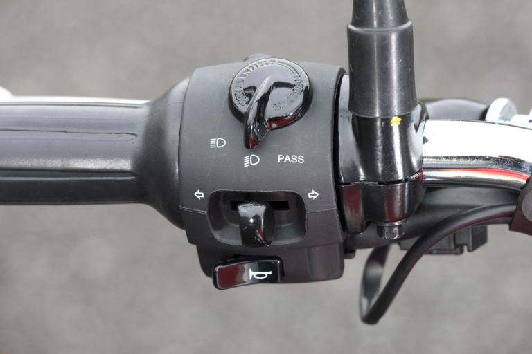 ロイヤルエンフィールド クラシック350|ハンドルスイッチ|ロイヤルエンフィールド クラシック350 ディテール解説【最新技術が生み出す、クラシックの香り】