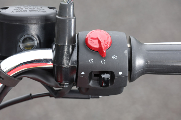ロイヤルエンフィールド クラシック350|ハンドルスイッチ|ロイヤルエンフィールド クラシック350 ディテール解説【最新技術が生み出す、クラシックの香り】