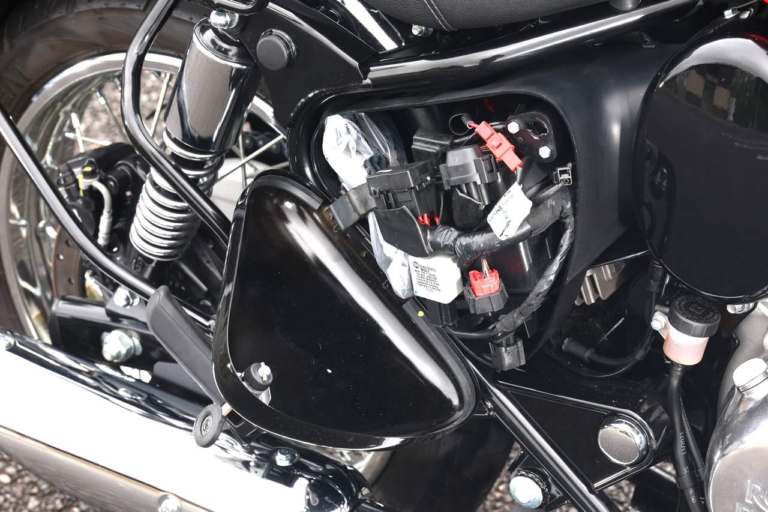 ロイヤルエンフィールド クラシック350|サイドカバー|ロイヤルエンフィールド クラシック350 ディテール解説【最新技術が生み出す、クラシックの香り】