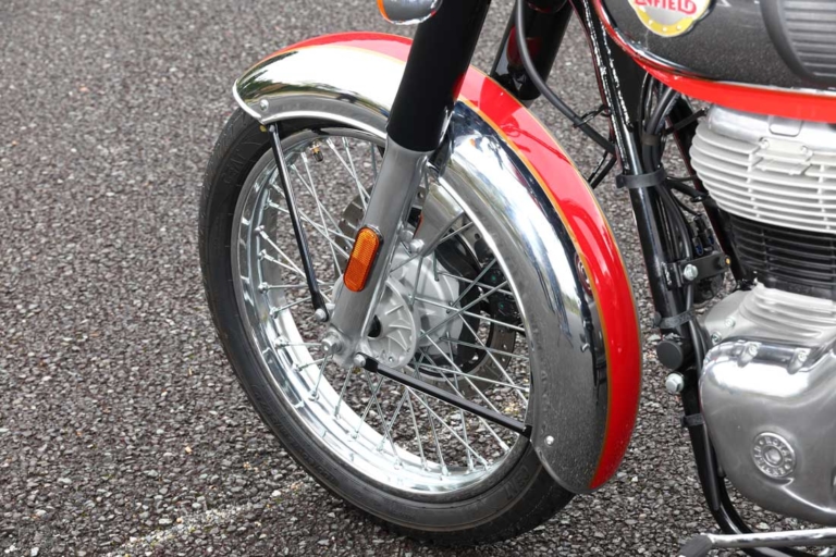 ロイヤルエンフィールド クラシック350|フロント|ロイヤルエンフィールド クラシック350 ディテール解説【最新技術が生み出す、クラシックの香り】