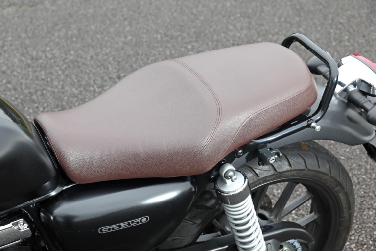 GB350|シート|今、旬な中型クラスのネオクラ3台を乗り比べてみた!〈クラシック350/SR400/GB350〉