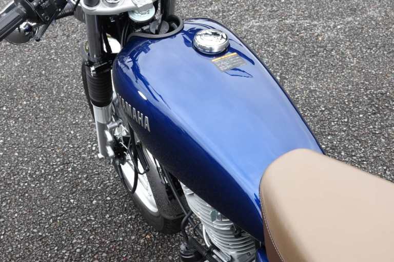 SR400|タンク|今、旬な中型クラスのネオクラ3台を乗り比べてみた!〈クラシック350/SR400/GB350〉