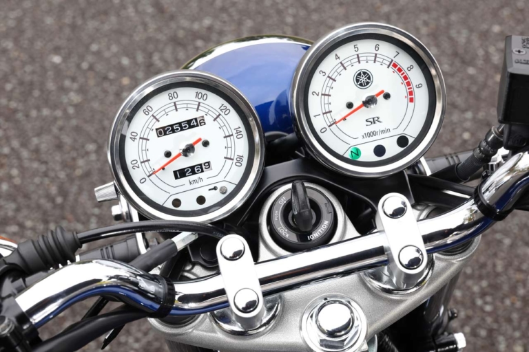 SR400|メーター|今、旬な中型クラスのネオクラ3台を乗り比べてみた!〈クラシック350/SR400/GB350〉
