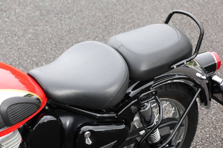 クラシック350|シート|今、旬な中型クラスのネオクラ3台を乗り比べてみた!〈クラシック350/SR400/GB350〉